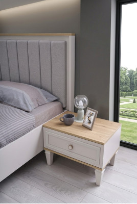 Gruppo di comodini in legno grigio per camera da letto.