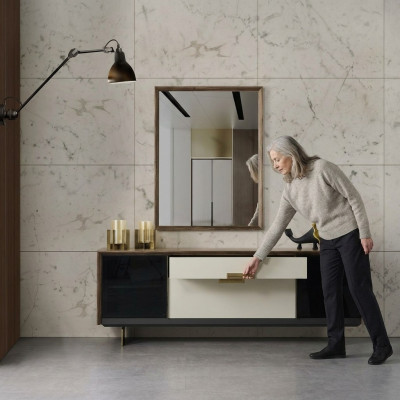 Mobile bar con specchio, credenza in legno colorato, set da pranzo.