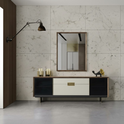 Mobile bar con specchio, credenza in legno colorato, set da pranzo.