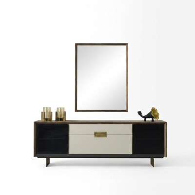 Mobile bar con specchio, credenza in legno colorato, set da pranzo.