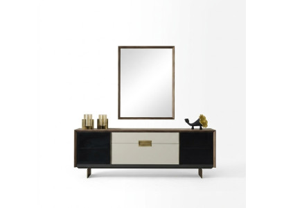 Mobile bar con specchio, credenza in legno colorato, set da pranzo.