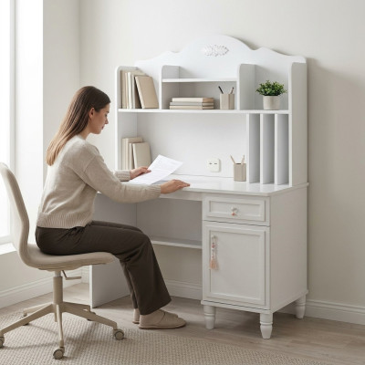 Scrivania moderna con scaffali, scrivania per computer in legno bianco per la camera dei bambini.