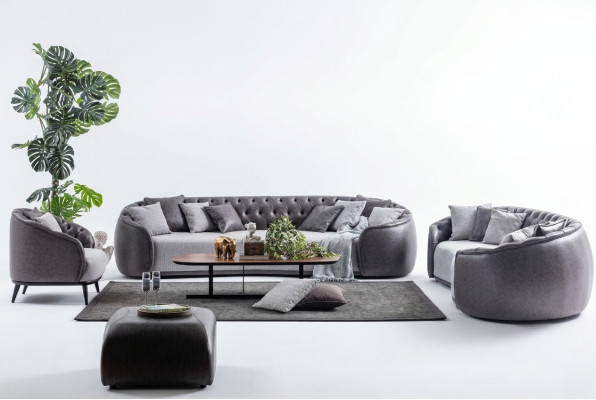 Mobili da lusso per ville: set divano Chesterfield grigio in tessuto con 4 posti + 3 posti + 1 posto.