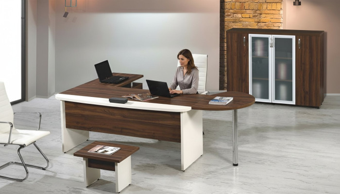 Set di mobili da ufficio 3 pezzi, scrivania d'angolo completa in legno marrone.    Set di mobili per ufficio 3 pezzi, scrivania d'angolo completa in legno marrone.