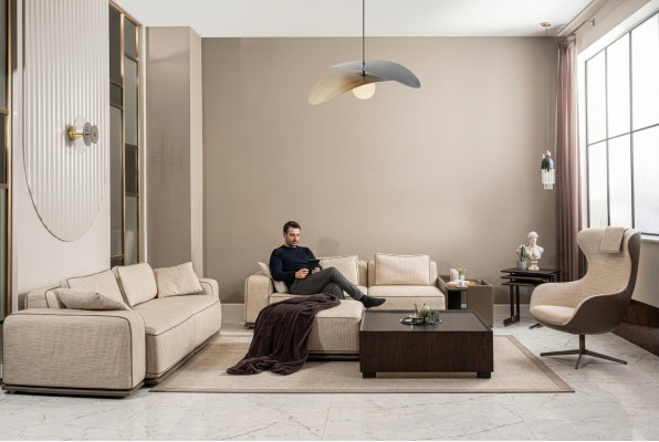 Sofà di lusso a tre posti in tessuto beige, divano imbottito e poltrone.
