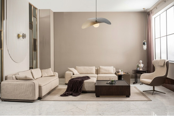 Sofà di lusso a tre posti in tessuto beige, divano imbottito e poltrone.