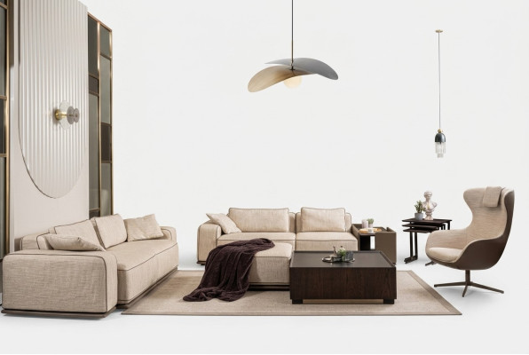 Sofà di lusso a tre posti in tessuto beige, divano imbottito e poltrone.