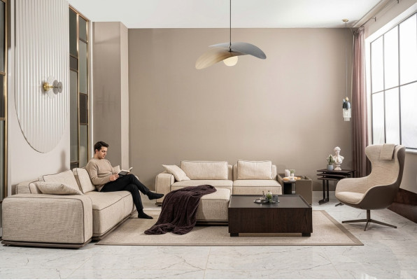 Set di divani tre posti in tessuto beige.
