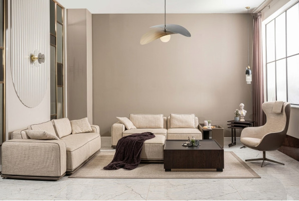 Set di divani tre posti in tessuto beige.