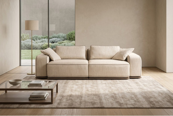 Divano a tre posti moderno beige in tessuto.