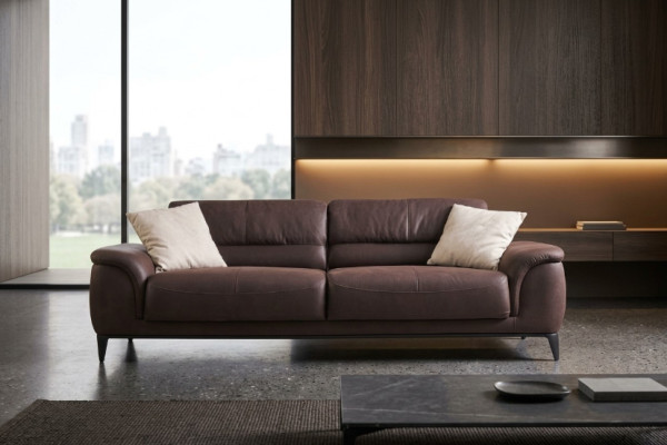 Divano imbottito tre posti Divano Sofa a 3 posti in tessuto marrone.