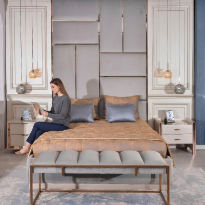 Set di lenzuola di lusso per camera da letto con letto matrimoniale e comodini, 5 pezzi, beige.