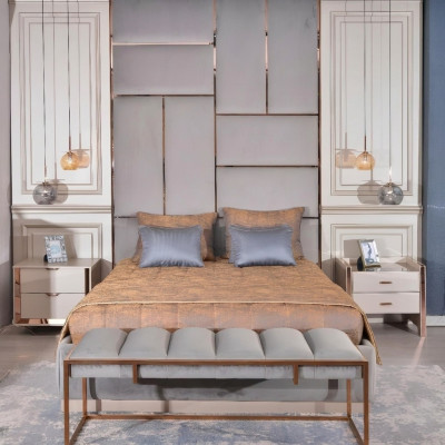 Set di lenzuola di lusso per camera da letto con letto matrimoniale e comodini, 5 pezzi, beige.