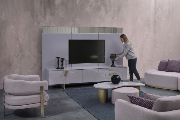 Mobile TV basso rosa in legno moderno per salotto.