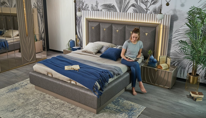 Letto matrimoniale completo con 3 pezzi, tavolini in legno, marrone.