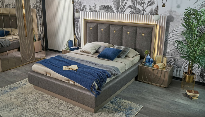 Letto matrimoniale completo con 3 pezzi, tavolini in legno, marrone.
