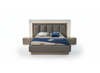 Letto matrimoniale completo con 3 pezzi, tavolini in legno, marrone.