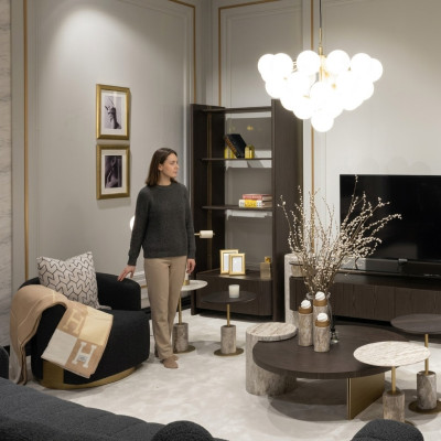 Grande set completo per il soggiorno, composto da poltrone, tavoli e scaffali in tessuto marrone e legno.