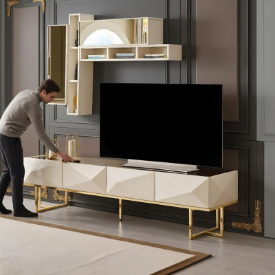 Mobile TV basso in legno beige con ripiani per la parete del soggiorno.