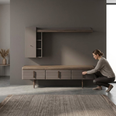 Mobile porta tv grigio in legno con parete attrezzata, credenza e ripiani.