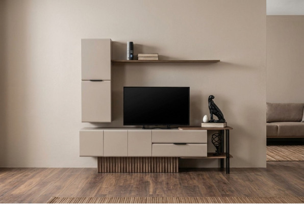 Mobile porta TV da parete in legno color beige con mensole e armadio a muro.