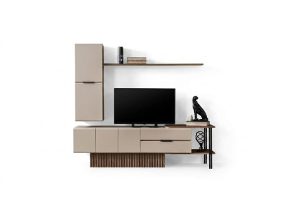 Mobile porta TV da parete in legno color beige con mensole e armadio a muro.