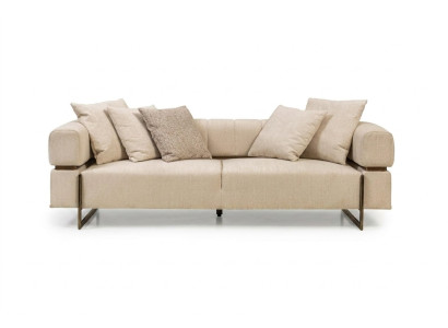 Divano in tessuto beige a tre posti di design, arredamento imbottito, lussuoso divano a tre posti.
