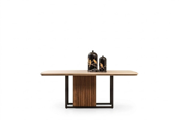 Tavolo da pranzo in legno marrone moderno per sala da pranzo.