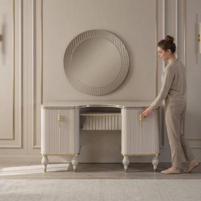 Tavolo da trucco beige Designer Specchio consolle da toeletta da trucco.   Tavolo da trucco beige Designer Specchio consolle da toeletta da trucco.