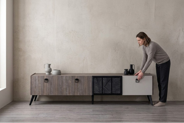 Mobile porta TV in legno grigio per soggiorno con cassetti.