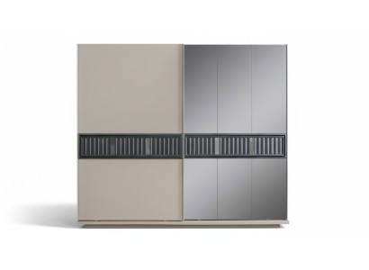 Moderno armadio beige per camera da letto con specchi in legno.
