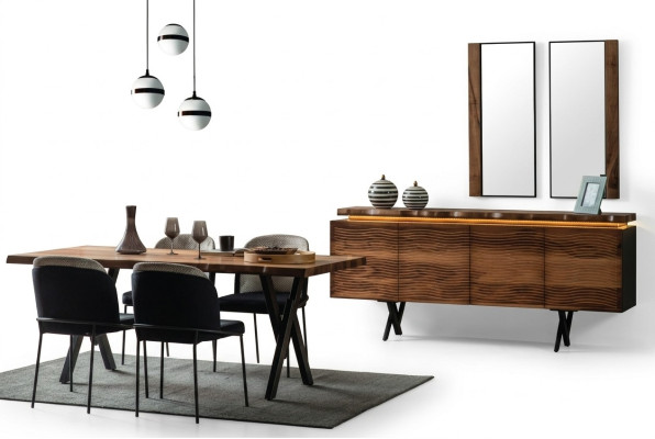 Completo set da pranzo marrone e nero con tavolo da pranzo in legno e sedie imbottite.