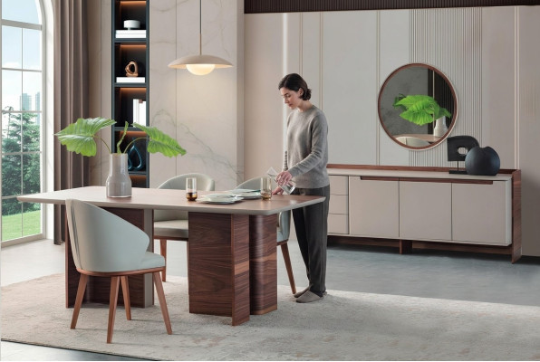 Mobili da sala da pranzo esclusivi, robusto tavolo da pranzo, credenza da designer, sedie.   Arredi esclusivi per la sala da pranzo, un robusto tavolo da pranzo, una credenza di design e sedie.