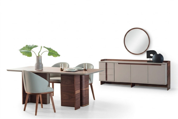 Mobili da sala da pranzo esclusivi, robusto tavolo da pranzo, credenza da designer, sedie.   Arredi esclusivi per la sala da pranzo, un robusto tavolo da pranzo, una credenza di design e sedie.