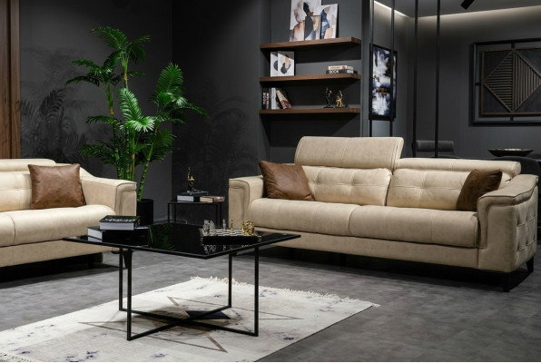 Salotto beige con divano in pelle a tre posti e struttura in legno.