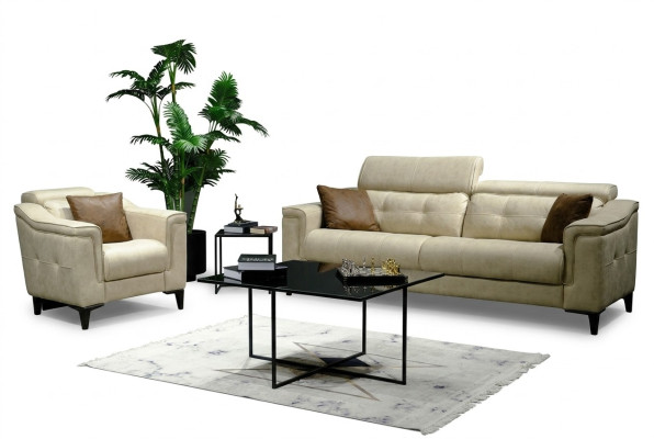 Salotto beige con divano in pelle a tre posti e struttura in legno.