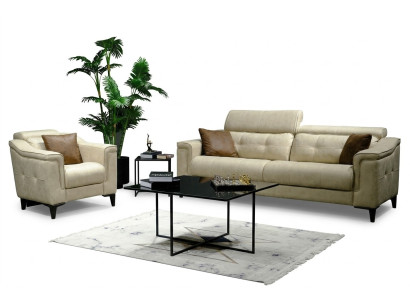 Salotto beige con divano in pelle a tre posti e struttura in legno.