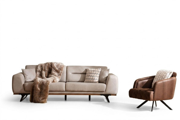 Divano classico in tessuto beige, divano a tre posti e poltrona assortita.