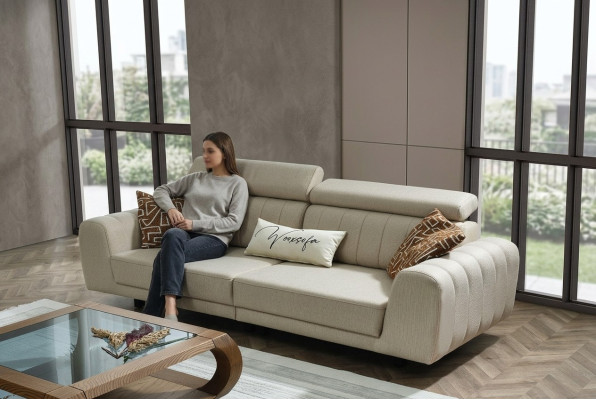 Divano in tessuto a tre posti beige design.