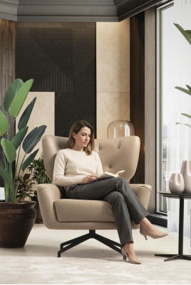 Poltrona moderna singola in pelle color marrone.