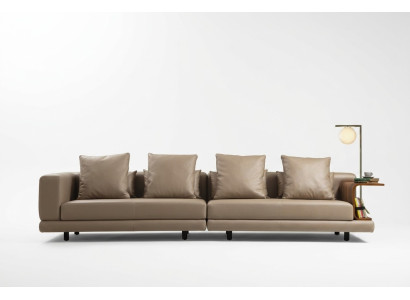 Divano a quattro posti color beige, moderno, in similpelle.