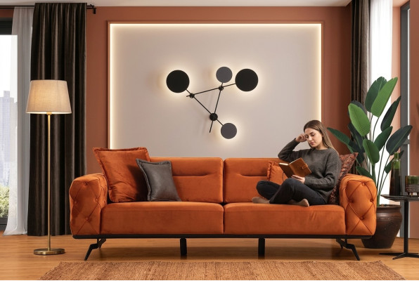 Divano a tre posti arancione Chesterfield in tessuto imbottito.