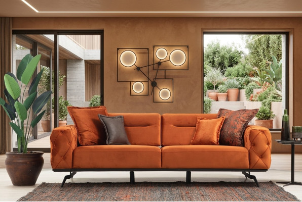 Divano a tre posti arancione Chesterfield in tessuto imbottito.