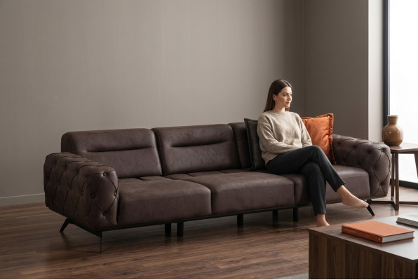 Chesterfield divano a 4 posti in tessuto marrone.