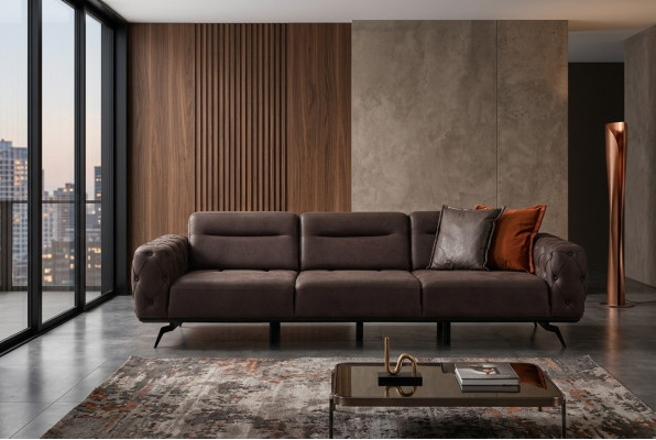 Chesterfield divano a 4 posti in tessuto marrone.
