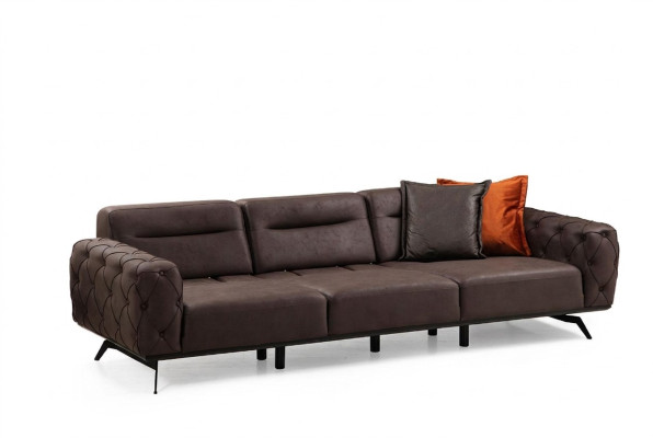 Chesterfield divano a 4 posti in tessuto marrone.