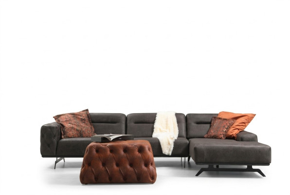 Divano ad angolo a L in tessuto grigio con pouf, divano imbottito a forma di L in tessuto.