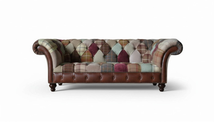 Divano colorato dal design Chesterfield con tre posti.
