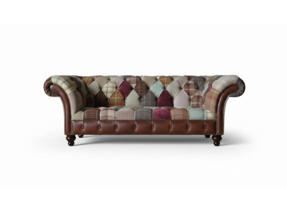 Divano colorato dal design Chesterfield con tre posti.