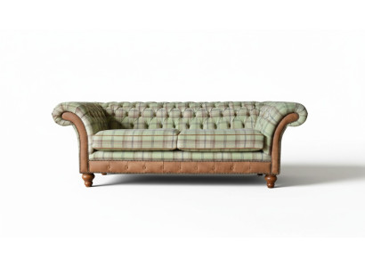 Sofà di design di lusso in stile Chesterfield con tre posti a sedere.